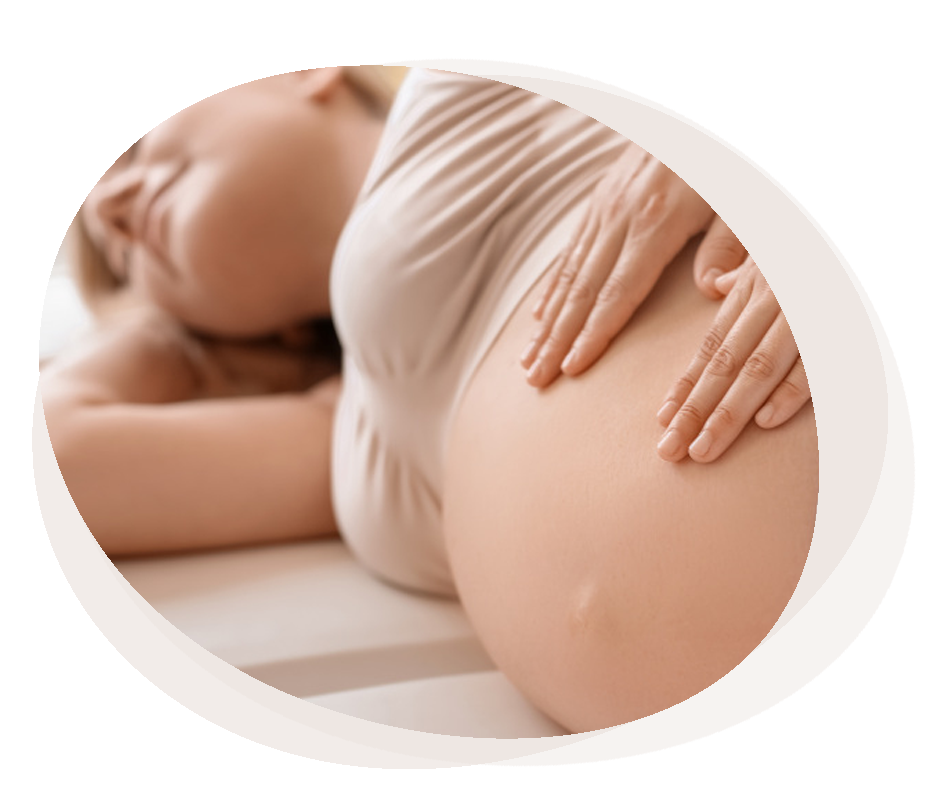Foto Schwangere Frau entspannt bei Belly Bonding, ganzheitliche Massage für Schwangere von Veravie Köln
