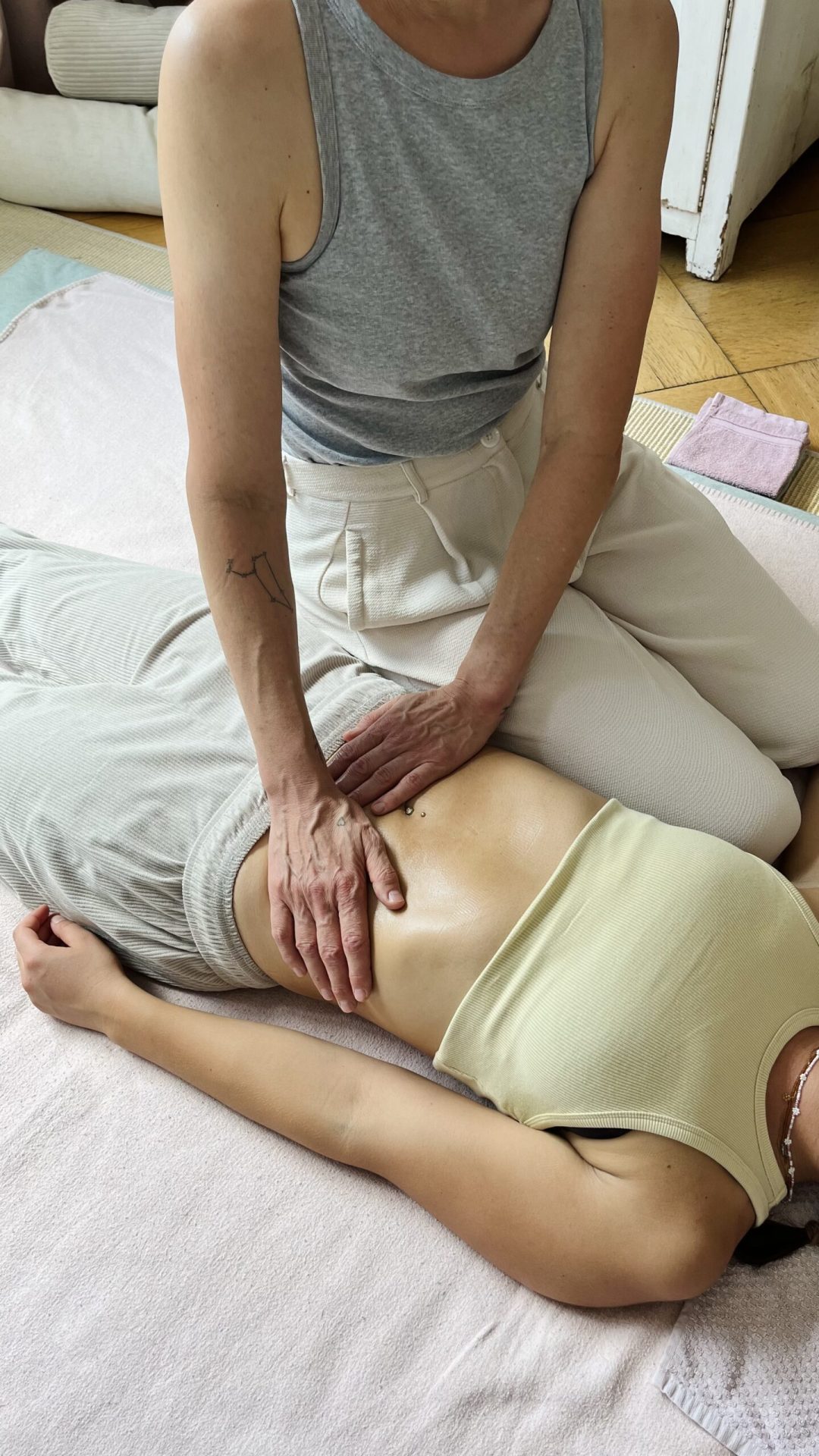 Achtsame Massage für Frauen zur Unterstützung von Erdung und Körperwahrnehmung